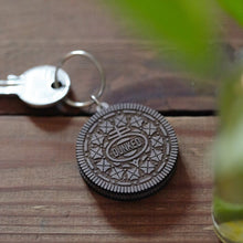 Load image into Gallery viewer, COOKIE &amp; CREAM - BISCUIT KEYRING BY DUNKED
